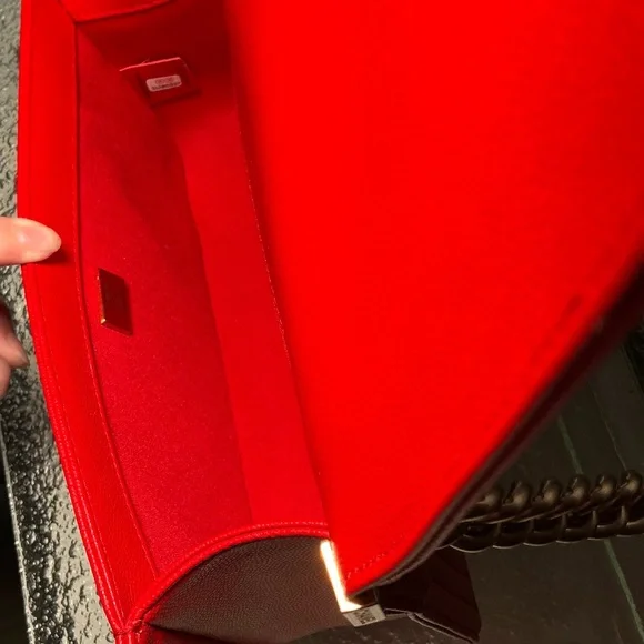 Elegant Red Quilted Shoulder Bag - Picture 8 of 9